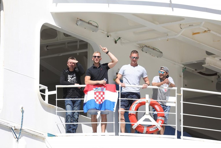 Vratili se hrvatski pomorci: "Mama, stižem na domaći kupus"