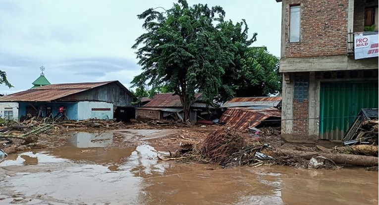 U poplavama i odronima u Indoneziji i Istočnom Timoru poginulo najmanje 50 ljudi