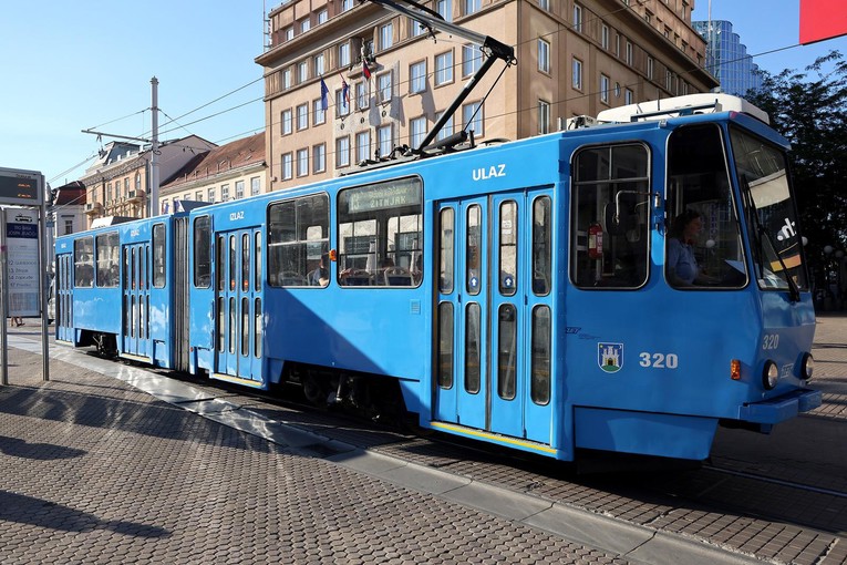 Zagrepčani koji danas morate na posao ili s posla u ovim tramvajima - sretno vam🥵