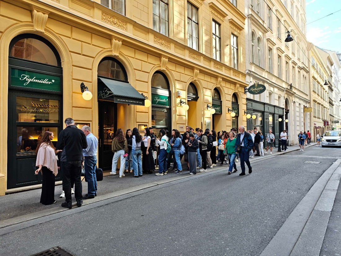 Htjeli smo pojesti bečki u Figlmülleru, ali... Pogledajte prizore ispred restorana