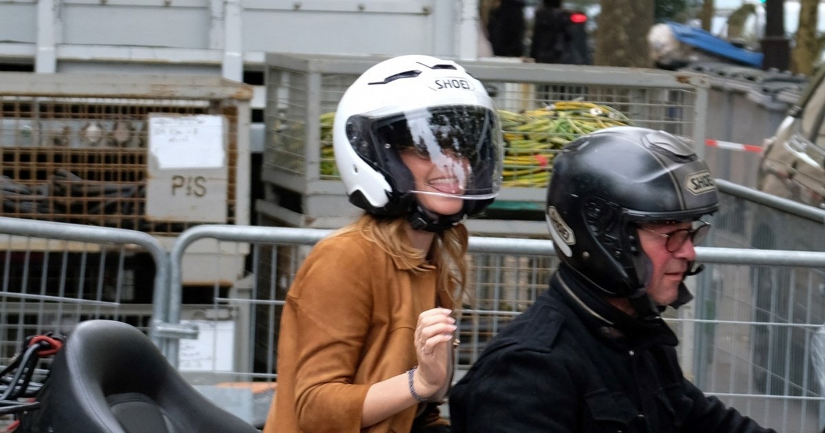 Emma Watson s revije u Parizu otišla na motociklu, jako ju je to zabavilo