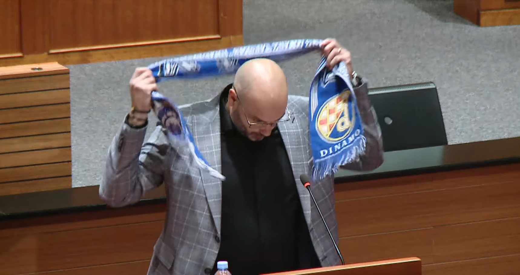 VIDEO Zastupnik stavio Dinamov šal oko vrata i počeo o Maksimiru: "I ja sam Boys..."