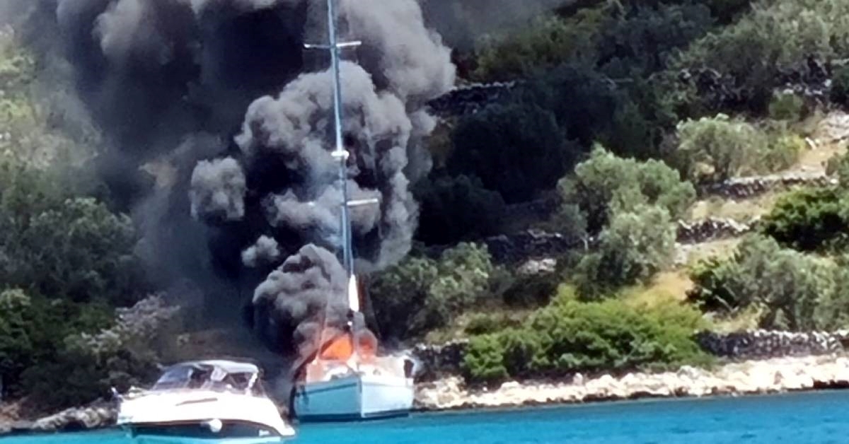 FOTO Zapalila se jedrilica kod Pašmana