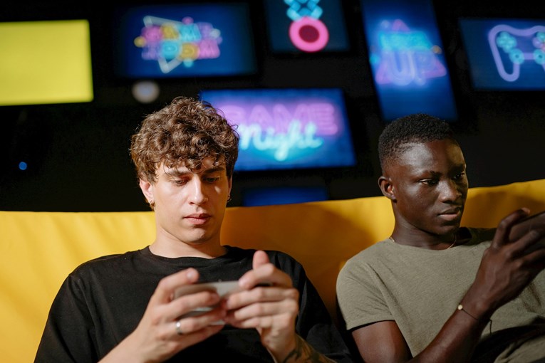 Swipe, Tap, Connect: Kako mobilne igre redefiniraju socijalne vještine mladih