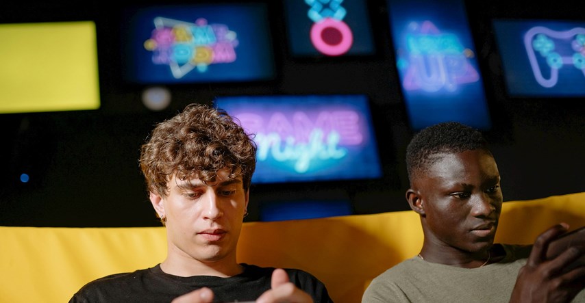 Swipe, Tap, Connect: Kako mobilne igre redefiniraju socijalne vještine mladih