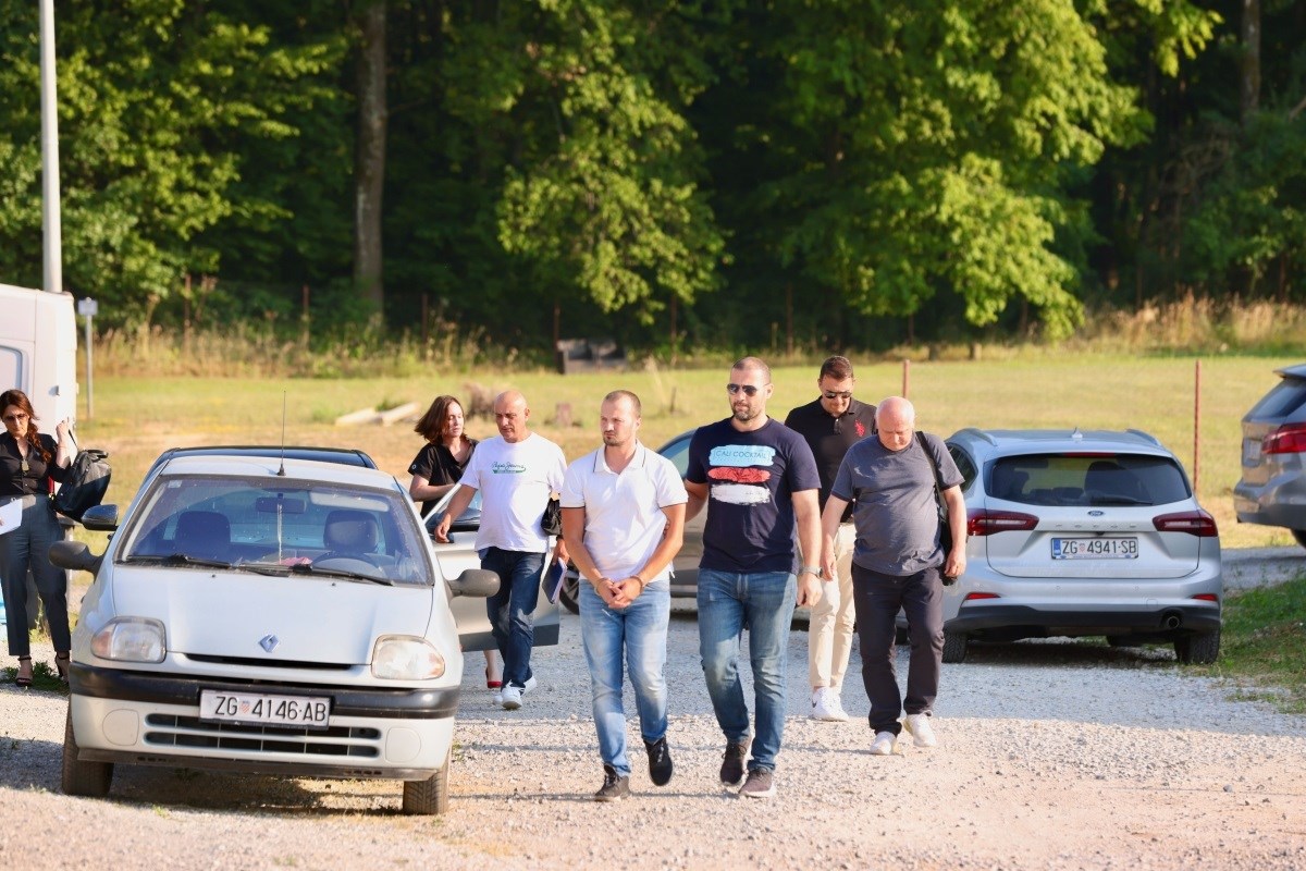 VIDEO I FOTO Bivši muž ubijene Andreje u lisicama doveden na pretres kuće