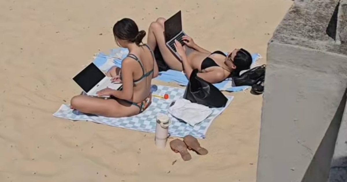 Sjedile na plaži i tipkale na laptopu pa pokrenule raspravu: To ti je rad na daljinu