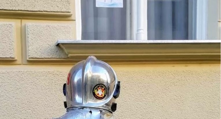 U prozoru u centru Zagreba osvanuli crtež i poruka za vatrogasce: Sve će biti u redu