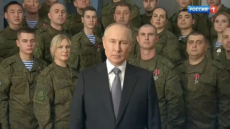 VIDEO Putin prvi put Novu godinu nije čestitao iz Kremlja, nego okružen vojnicima