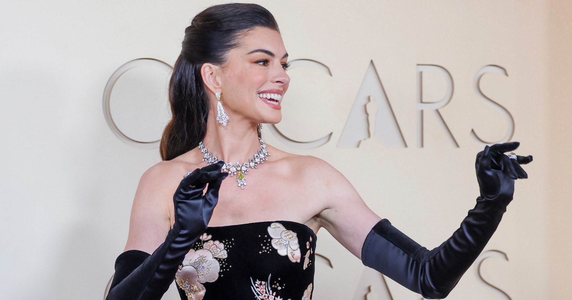 Izgled Anne Hathaway na Oscarima potaknuo priče o estetskim operacijama
