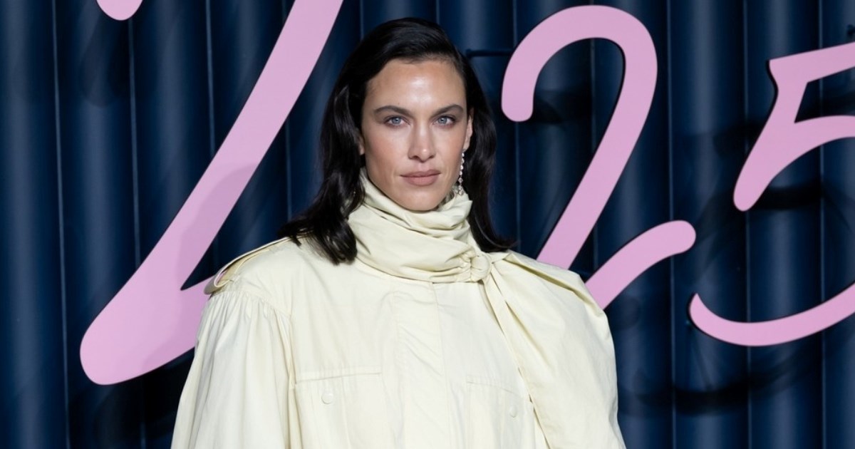 Maslac žuta je i dalje u trendu: Kako je nositi u 2026. godini