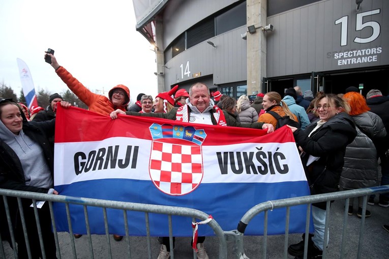 FOTO I VIDEO Hrvatski navijači stižu pred Arenu u Oslu, pjevaju se navijačke pjesme