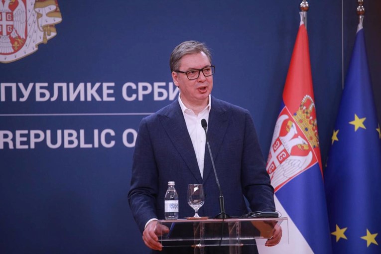 Je li Vučić optužio studente da su prodali Naftnu industriju Srbije? 
