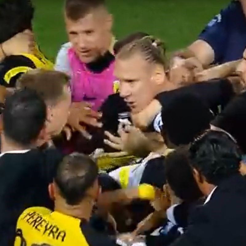 VIDEO Vida izgubio živce u derbiju. Suigrači su ga morali držati