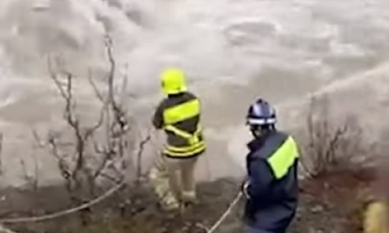 Auto upao u nabujalu rijeku u Albaniji. Otac i sin nestali, djevojka se spasila