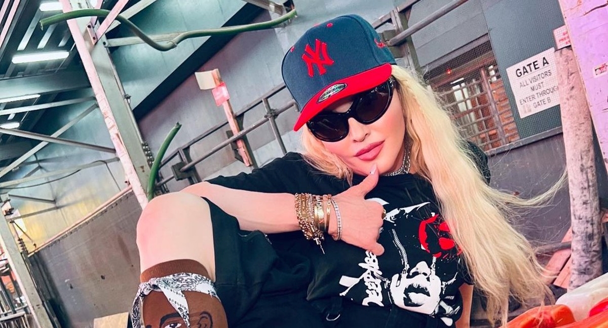 Madonna je prva žena koja je imala album u top 10 u pet različitih desetljeća