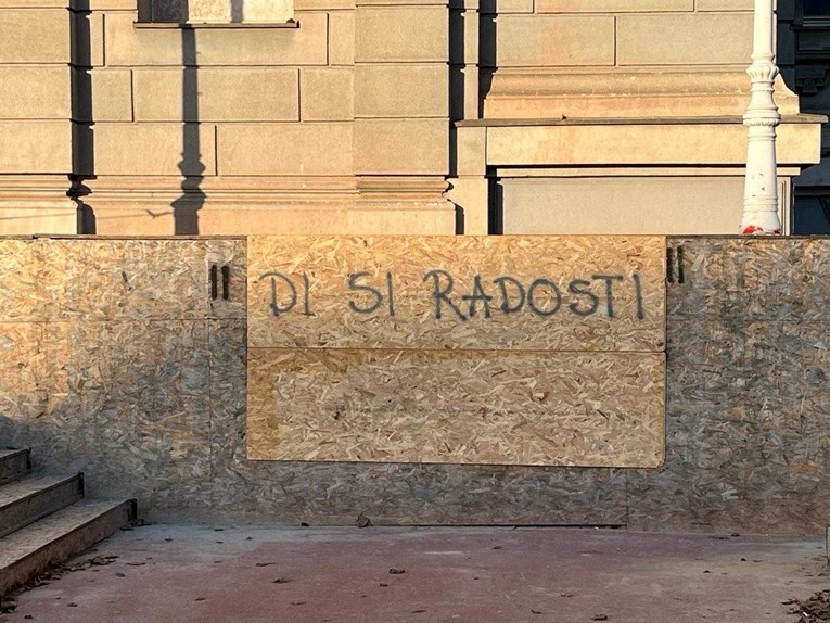 U centru Zagreba opet osvanuli grafiti "Di si radosti" i "Di si lipa"