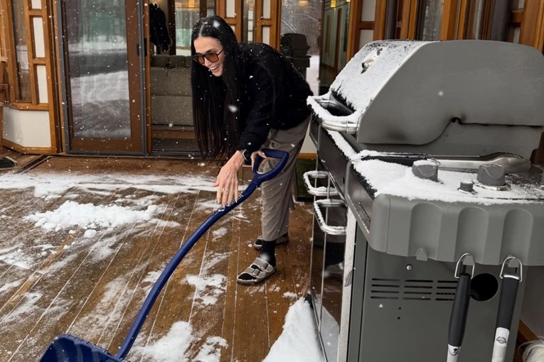 Demi Moore čistila snijeg, ali svi su gledali samo jedan detalj