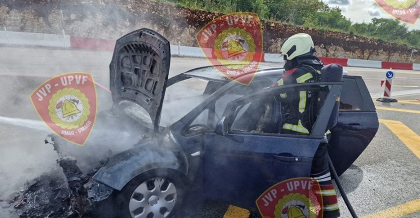 FOTO Zapalio se auto na Istarskom Ipsilonu, u njemu bila slovenska obitelj s djecom