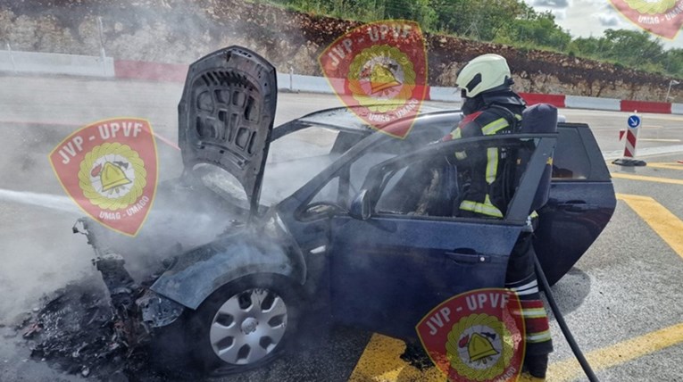 FOTO Zapalio se auto na Istarskom Ipsilonu, u njemu bila slovenska obitelj s djecom