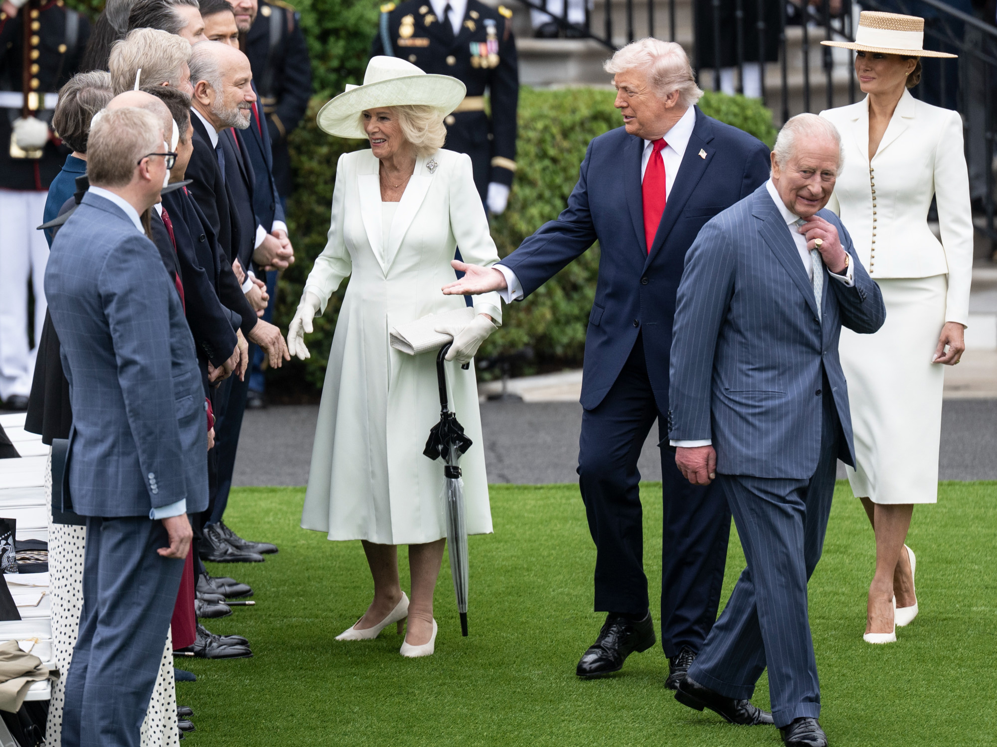 VIDEO Trump se na rukovanju ubacio ispred kraljice i kralja, ništa im nije bilo jasno