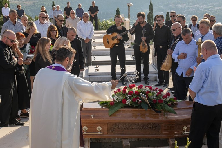 Milo Hrnić pokopan je u Župi dubrovačkoj, ispratili ga brojni prijatelji i obitelj