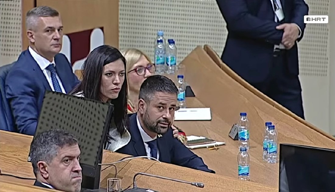 "Ovakav cirkus samo kod nas ima": Ljudi se sprdaju sa scenom iz parlamenta BiH