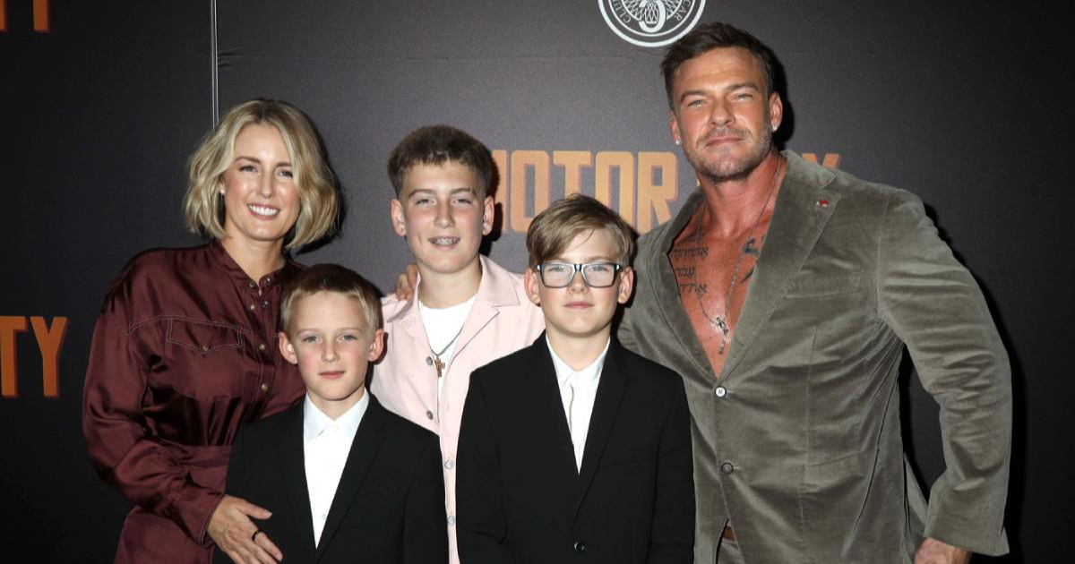 Alan Ritchson i supruga Catherine razvode se nakon 20 godina braka