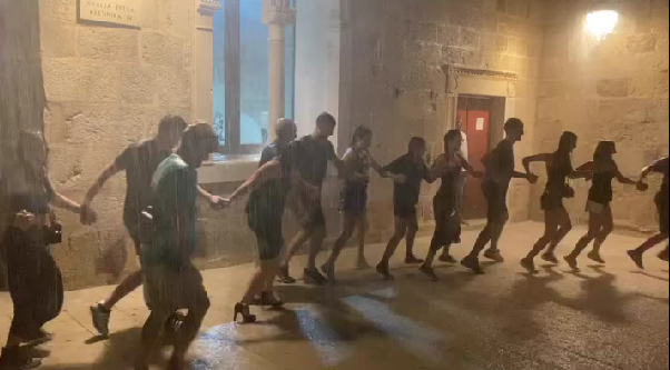 VIDEO Ni nevrijeme nije pokvarilo zabavu na Pagu: Ljudi plesali kolo po pljusku