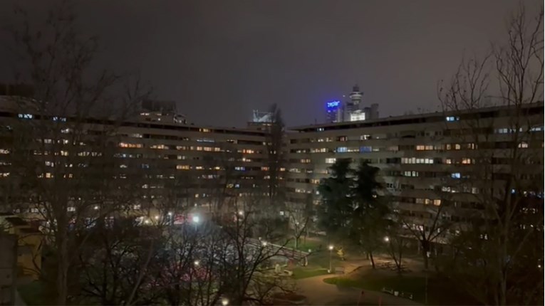 VIDEO Buka širom Beograda: Građani lupaju u lonce i zvižde
