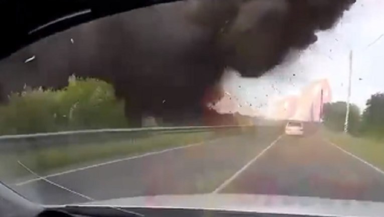 VIDEO U Rusiji uništen most, eksplozija prevrnula auto. Sve je snimljeno