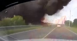 VIDEO U Rusiji uništen most, eksplozija prevrnula auto. Sve je snimljeno