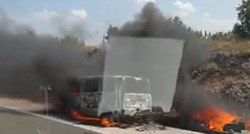 Na autocesti A1 se zapalio kombi, drugo vozilo udarilo djelatnika HAC-a