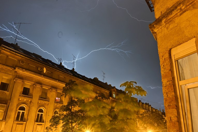 Zagrepčanka snimila moćnu fotografiju munje iznad centra grada