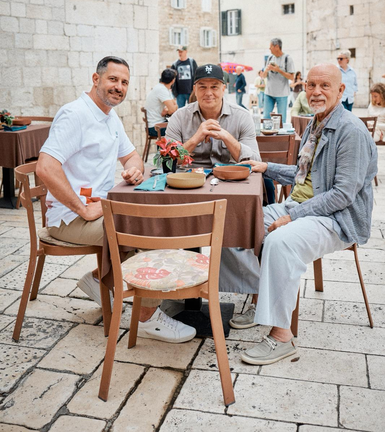 John Malkovich glumi u spotu HTZ-a. Tema videa je "fjaka"