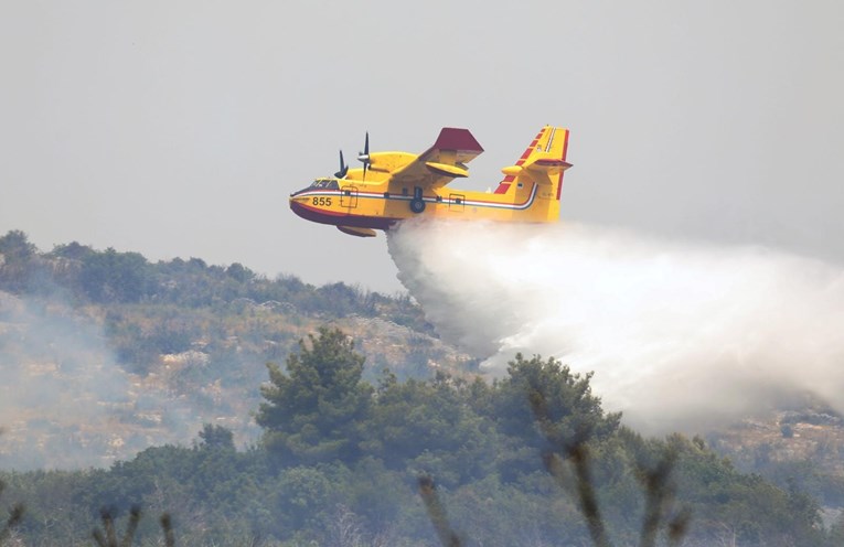 Izbio požar kod Šibenika, gase ga deseci vatrogasaca, dva kanadera i Airtractor