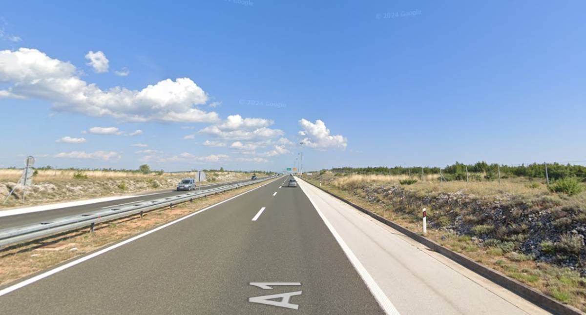 Poljak na A1 kod Vodica prevrnuo auto na krov. Teško je ozlijeđen