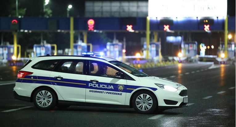 U kombiju švercao 12 migranata, policija ga uhitila na autocesti kod Popovače
