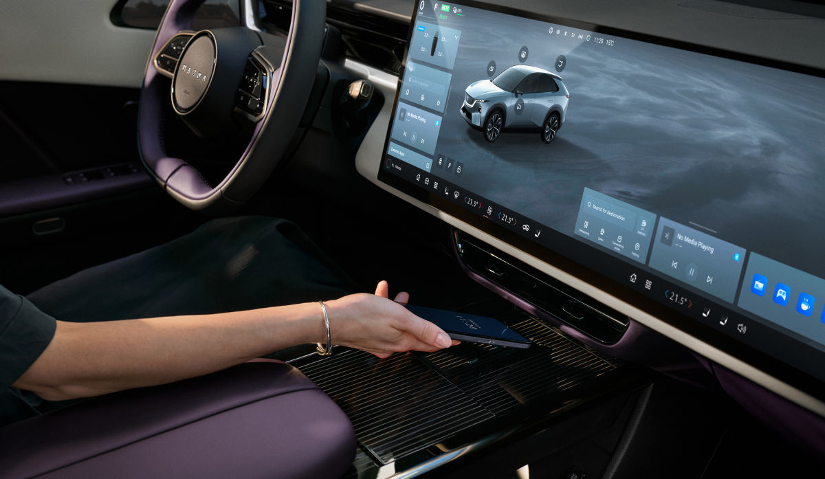Mazda sad tvrdi: Veliki zasloni u autima sigurniji su od fizičkih tipki