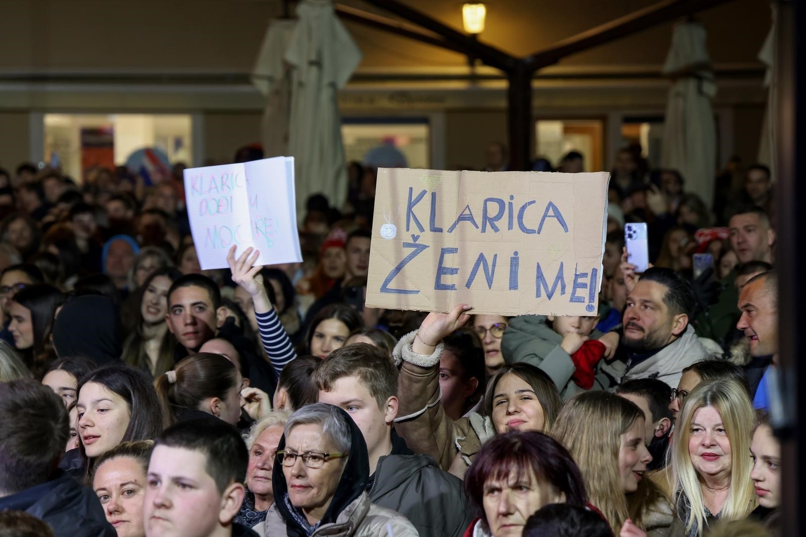 Na dočeku u Zadru djevojka visoko držala transparent za Klaricu: "Ženi me"