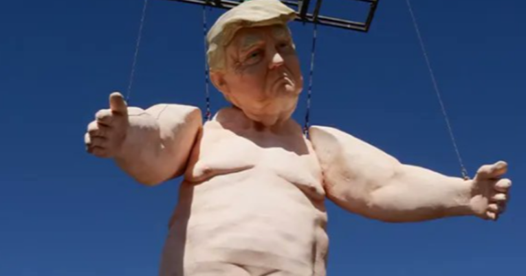 Statua golog Donalda Trumpa pojavila se u Las Vegasu, visoka je oko 15 metara