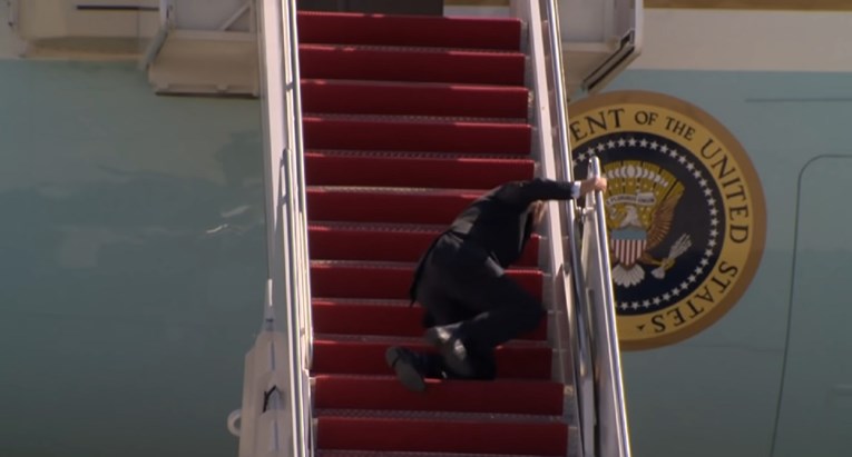 Pada, posrće i rukuje se sa zrakom. Biden slavi 81. rođendan