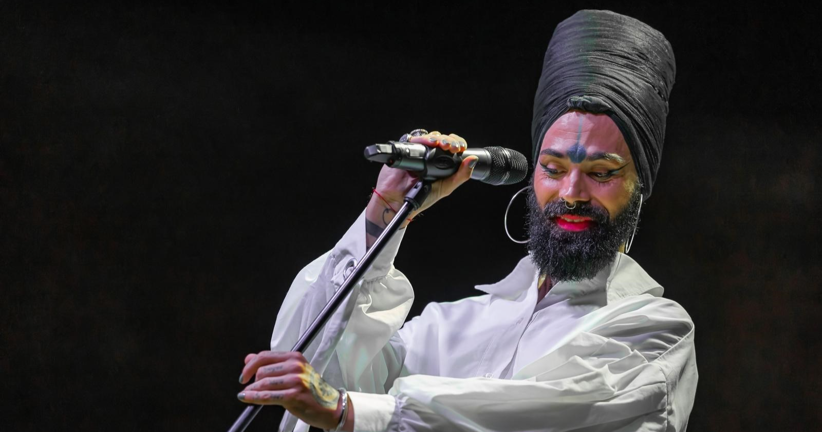 Božo Vrećo nastupio u Osijeku. Publika mu vikala da ga voli, dobio i buket ruža