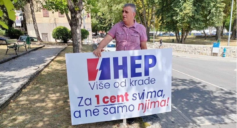 Bulj u Sinju postavio ploču s natpisom "HEP - više od krađe"