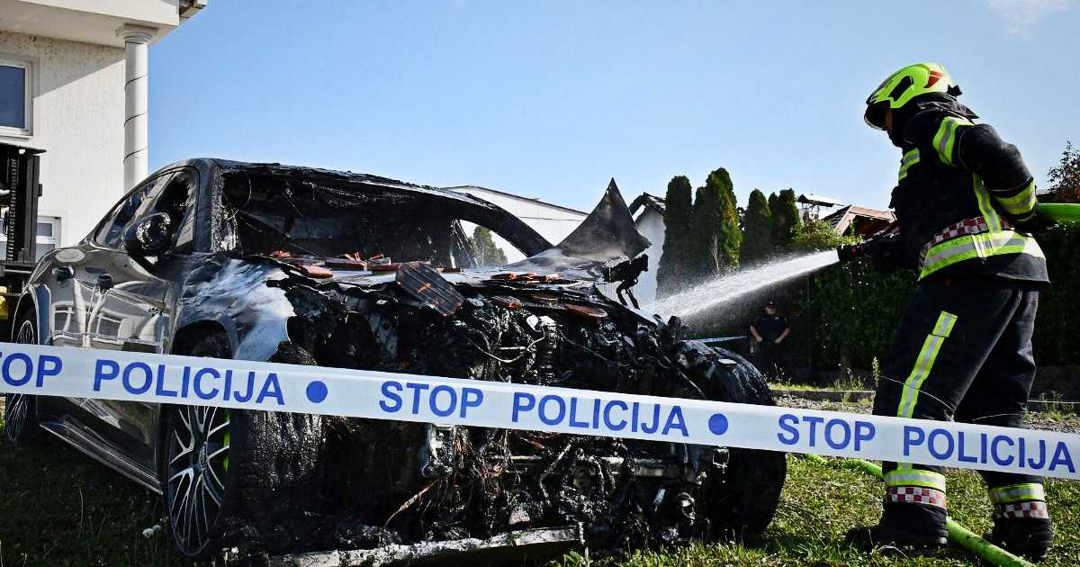 Izgorjeli skupi auti u Požegi, požar ugašen. Krenuo od hibrida?