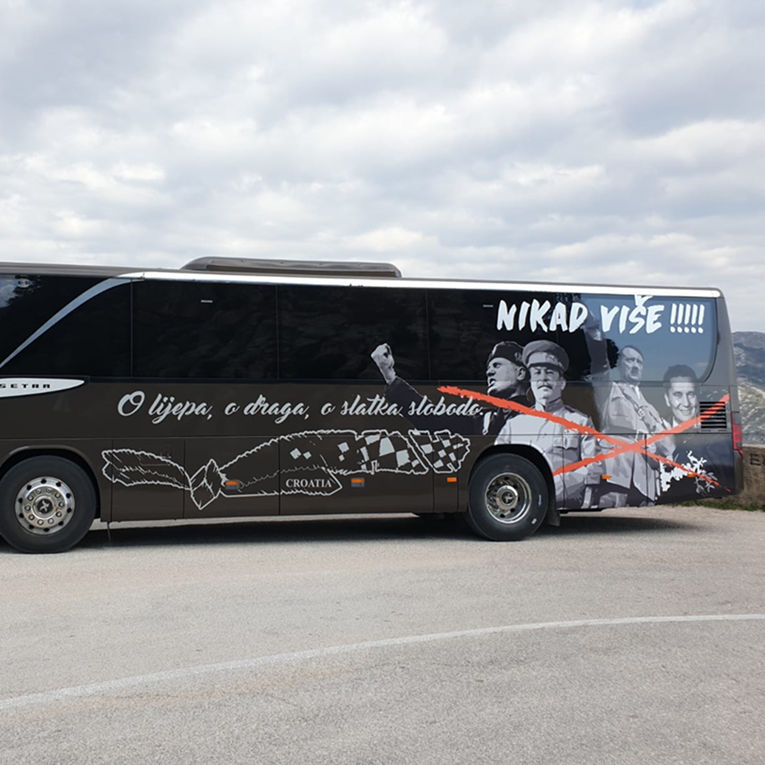 FOTO Bus s prekriženim licima Hitlera, Mussolinija, Staljina i Tita vozi po Splitu