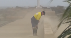 Tip po jakom vjetru lopatom čistio pijesak, ljudi pišu: "Ono kad si plaćen po satu"