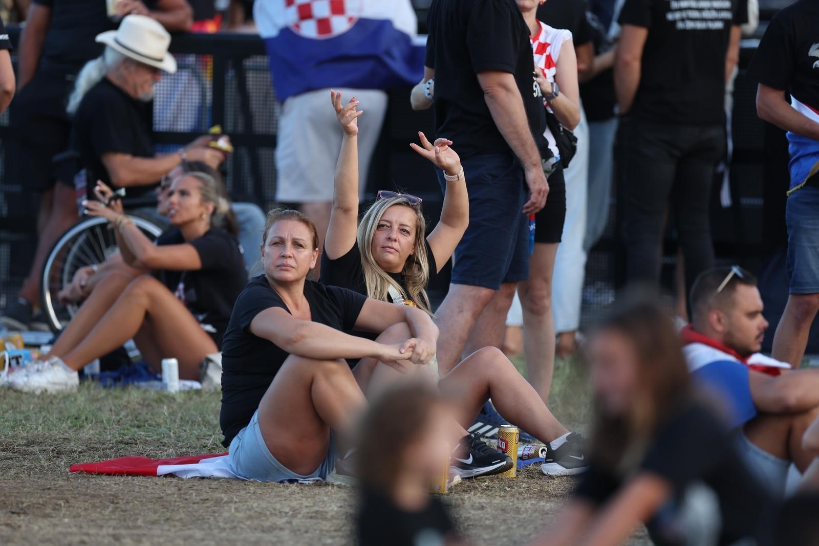 FOTO Iscrpljeni od puta i gužve: Fanovi odmaraju na travi dok čekaju Thompsona