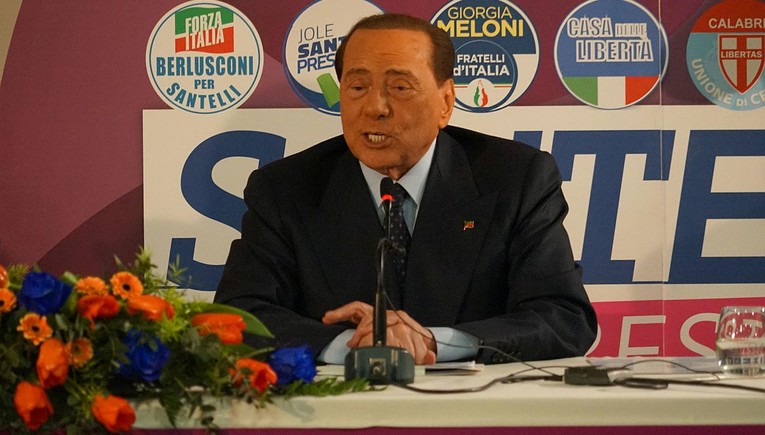Berlusconi se povlači, iz palače u centru odlazi u vilu u predgrađu