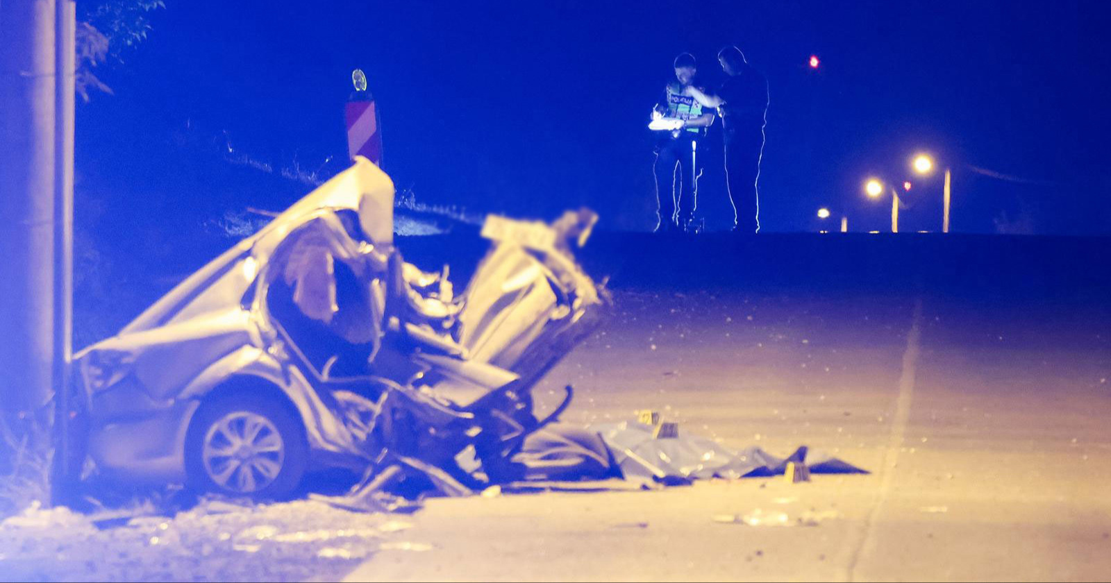 Ovako izgleda auto nakon nesreće u kojoj je jedna osoba poginula. Prepolovljen je